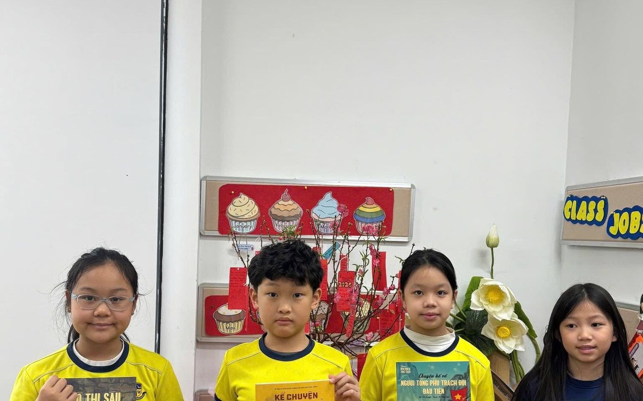 Học sinh cầm sách của cô Nguyên Lý