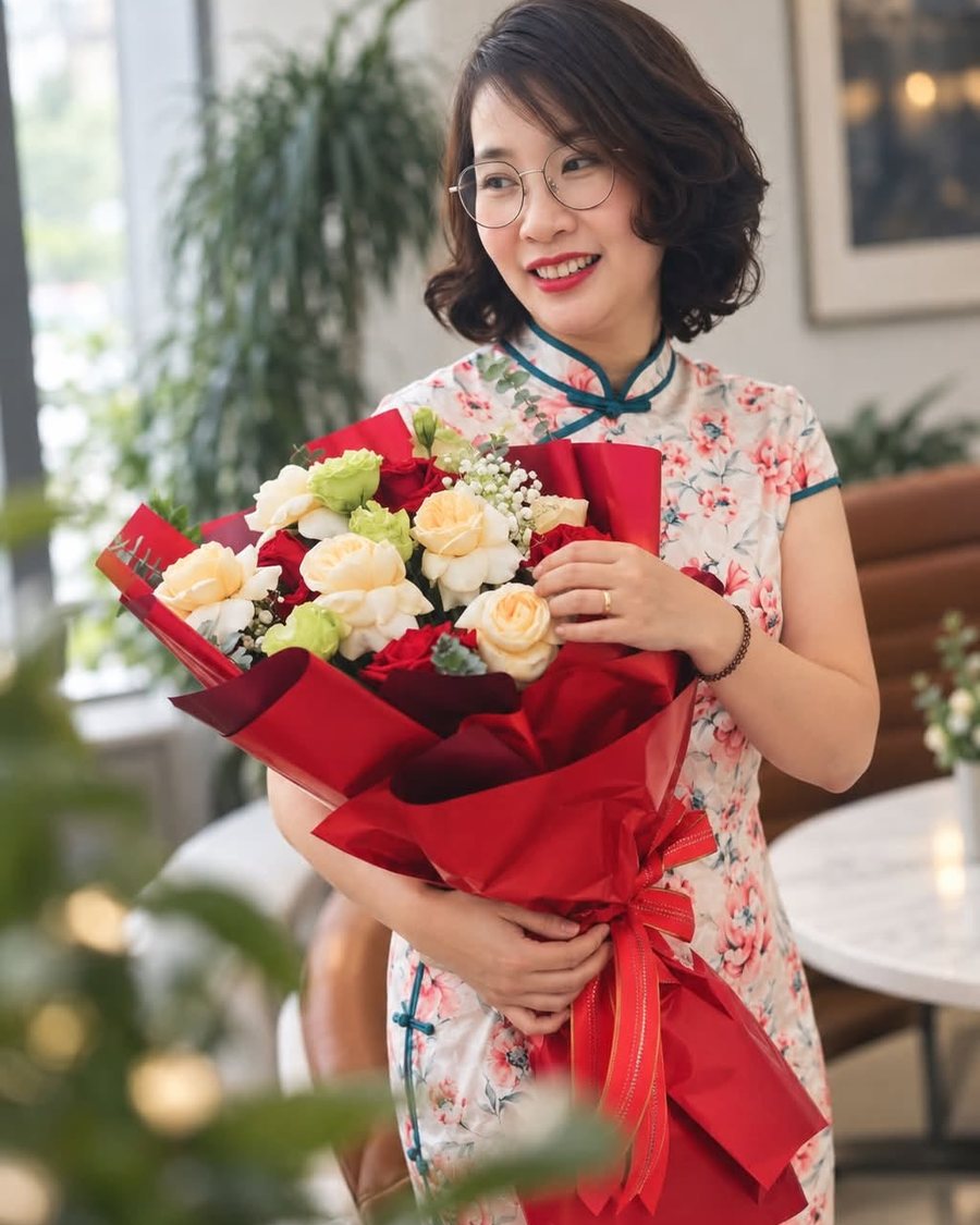 Cô Nguyên Lý trong tà áo dài ngày Nhà giáo