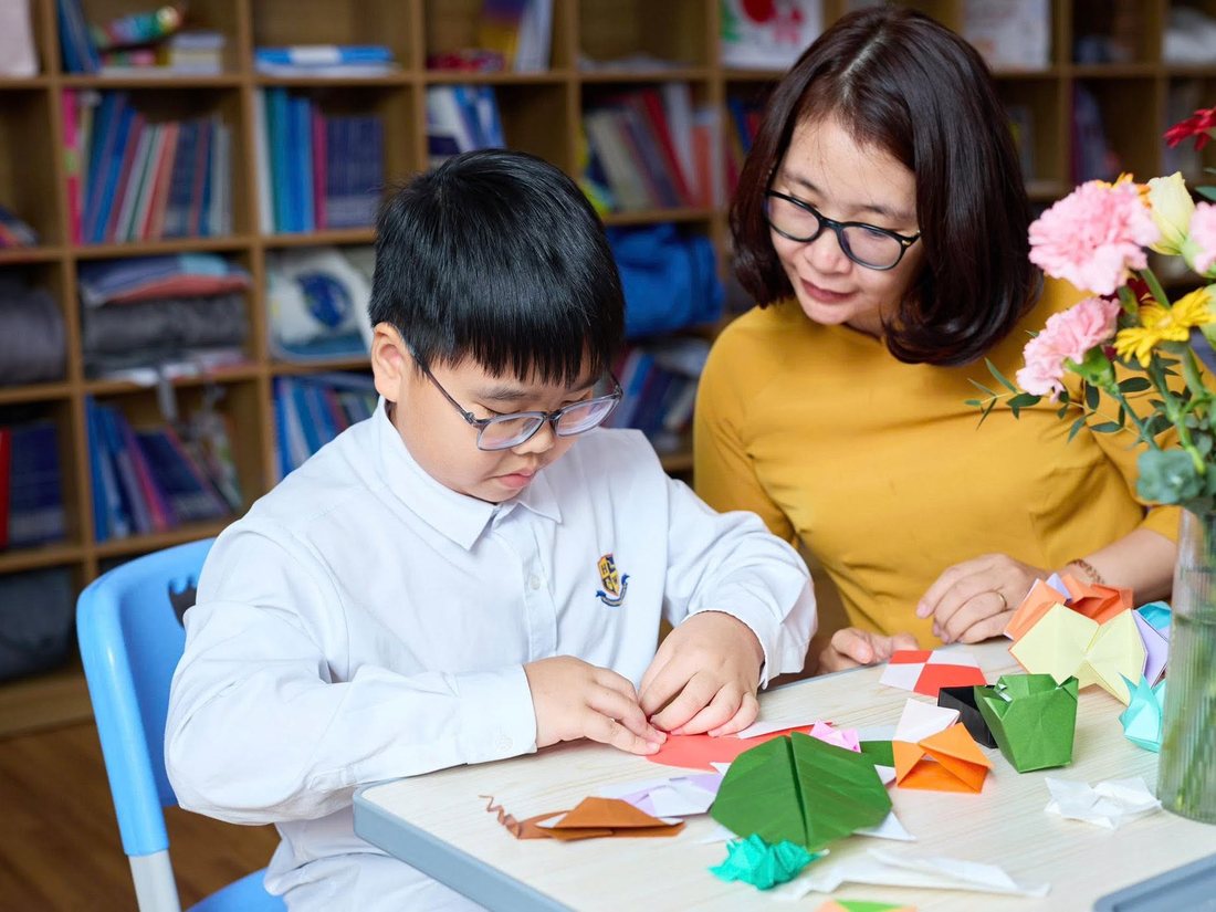 Cô Nguyên Lý ngồi kèm một học sinh