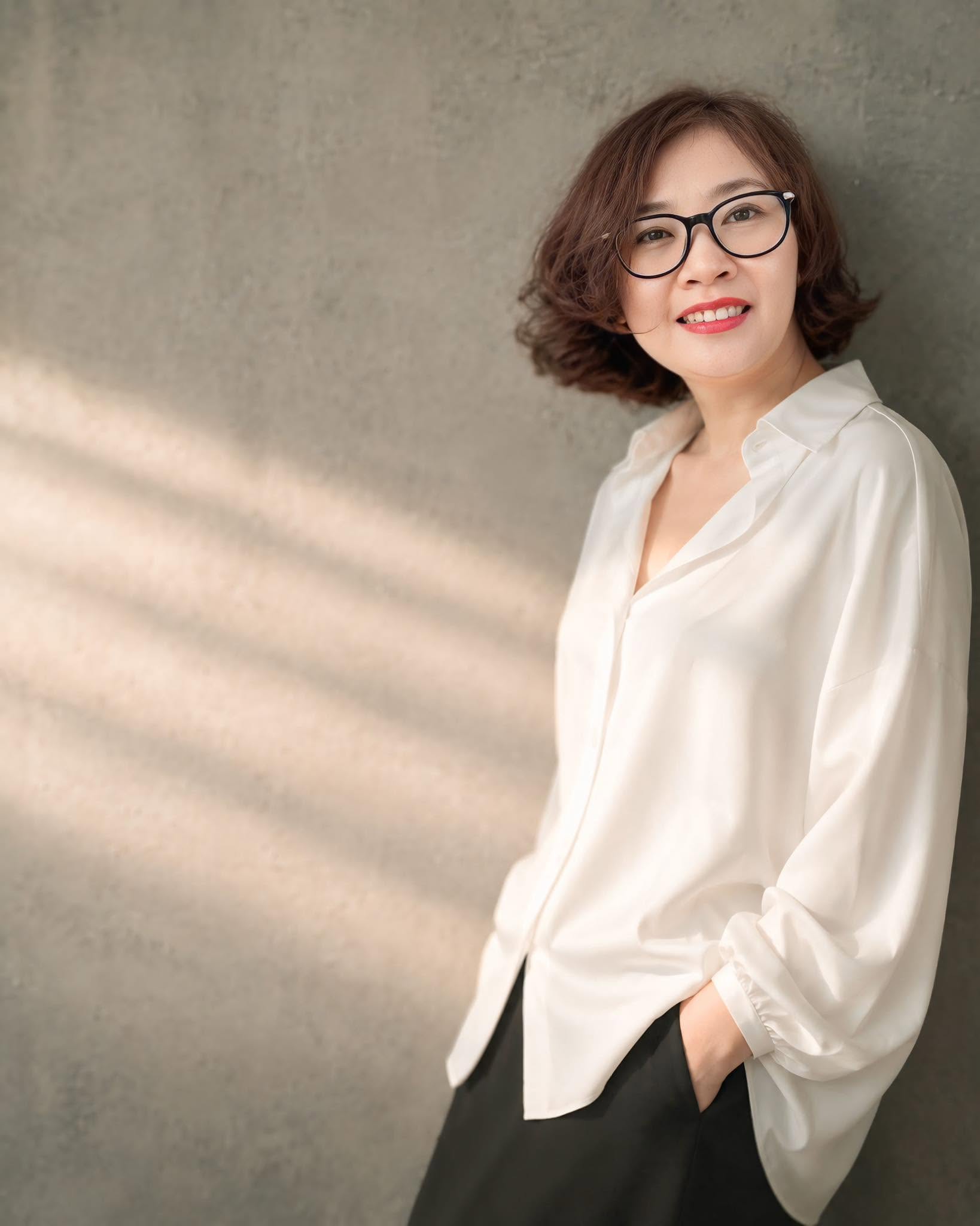 ThS. Nguyên Lý, giáo viên tiểu học và tác giả sách tập làm văn, đứng dựa tường