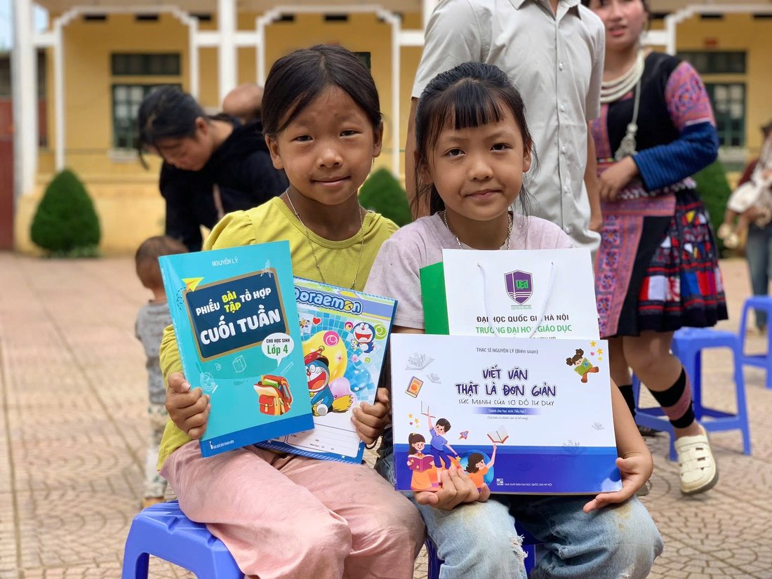 Hai học sinh cầm sách của cô Nguyên Lý